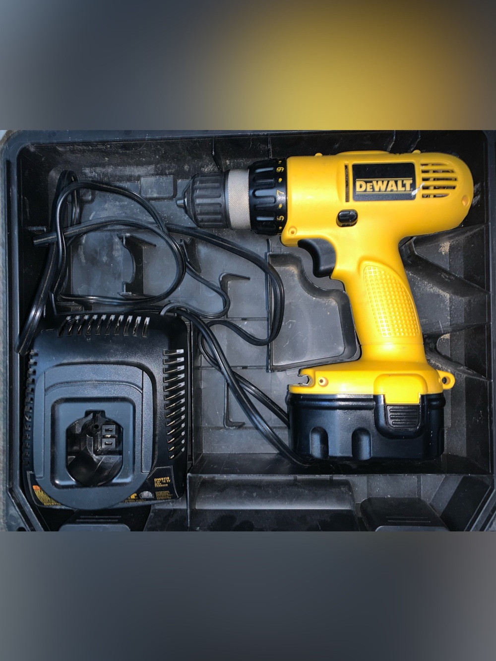 Dewalt 3/8 Cordless Drill DW927 (please read description) - Picture 2 of 5
